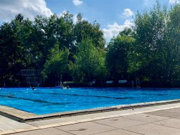 Ein schöner Tag zum Schwimmen und Feiern